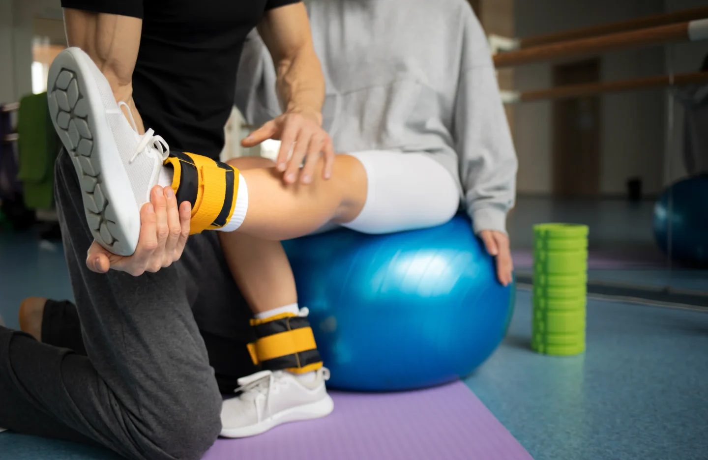 paciente-haciendo-rehabilitacion-fisica-ayudado-por-terapeutas